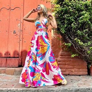 Beautiful vibrant backless 👗 dress🍍🌸
